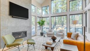 Grand Fir by AvantStay Hot Tub and Firepit