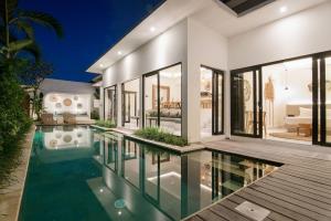 Sleek Tropical Escape Designer 2br Villa W Pool
