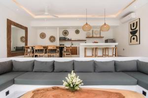 Sleek Tropical Escape Designer 2br Villa W Pool