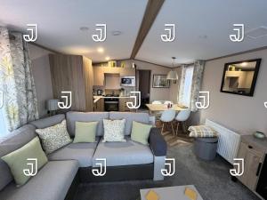 Casa Mariposa Lovely 3 bedroom caravan at Seal Bay Resort Selsey