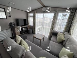 Casa Mariposa Lovely 3 bedroom caravan at Seal Bay Resort Selsey