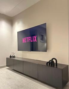 وحدة راقية ومشرقة بدخول ذاتي وإضاءة طبيعية مريحة