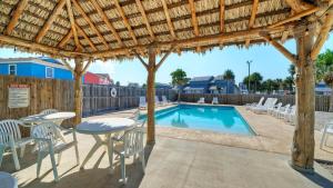 2 Blocks to the Beach Pool Patio w Bar Awave from it All by AvantStay - 4hvězdičkové hotely ve městě Port Aransas