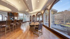 Bay Estate Luxe Waterfront Home w Private Pier, Main and Guest House, Bay Views