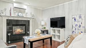 Birch Hollow by AvantStay Cozy Poconos Home w Fireplace Soaking Tub Kid’s Play Area