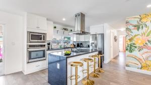 Pool Hot Tub Putting Green near Deerfield Beach Oasis on Fourth by AvantStay