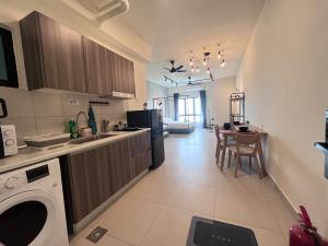 Near MMU UOC Couple 2pax Studio Modern Home