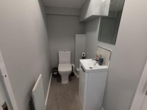 2 Bed House - Sleeps 6 - Parking - Wifi
