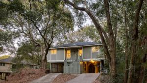 Conch Cottage by AvantStay Walk to Beach Deck Fireplace Outdoor Dining