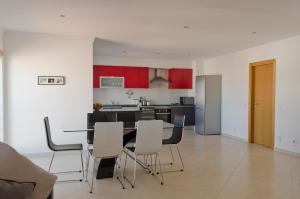 Modern 2 Bed Apartment 5km Carvoeiro