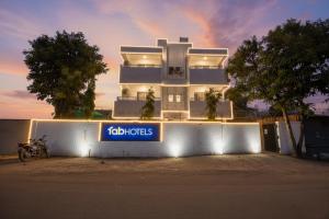 FabHotel Red Velvet Inn & Suites