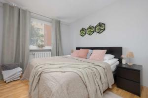 Spacious Air-conditioned Apartment with Balcony Close to PGE Narodowy by Noclegi Renters