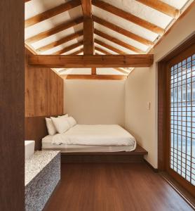 Lurury Hanok Stay Reflection