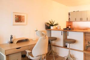 Bright apartment on the outskirts of Paris