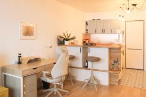 Bright apartment on the outskirts of Paris