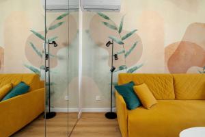 Yellow Apartment in Poznań with Air Conditioning and Desk for Remote Work by Noclegi Renters