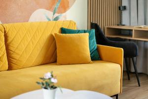 Yellow Apartment in Poznań with Air Conditioning and Desk for Remote Work by Noclegi Renters