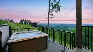 Grand Vista Retreat Luxury Group Retreat w Indoor Pool Arcade 56-Mile Views