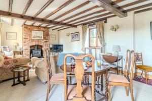 Elm End Cottage - Single-Storey Farm Retreat