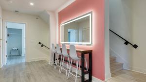 36 Guests on Music Row Bachelorette Suites Glam Room 5 Minutes to Downtown