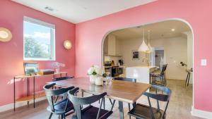 36 Guests on Music Row Bachelorette Suites Glam Room 5 Minutes to Downtown