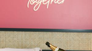 36 Guests on Music Row Bachelorette Suites Glam Room 5 Minutes to Downtown