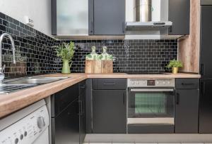 3 rooms with balcony, central, university, smart TV