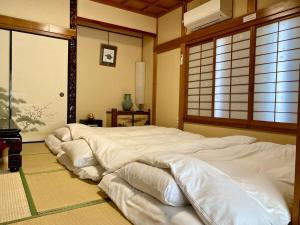 Private House Relax Inn Walking Distance to Costco Outlet Free Parking 4 Cars BBQ 広い一棟貸しRelax Inn 12名ok 4寝室2リビング広くてお得