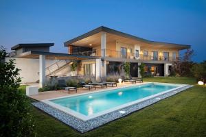 Luxury Villa Puerto de Paz for 8 people near Fazana with 60 m2 private heated pool, sauna, mini-golf