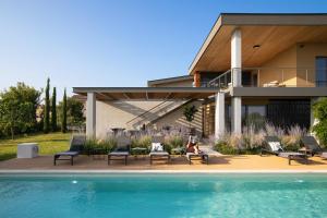 Luxury Villa Puerto de Paz for 8 people near Fazana with 60 m2 private heated pool, sauna, mini-golf 