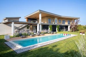 Luxury Villa Puerto de Paz for 8 people near Fazana with 60 m2 private heated pool, sauna, mini-golf 