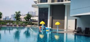 29c BGC Cozy Suite Steps Away From Major Malls with Paid Parking and Gym with Fast Wi-fi