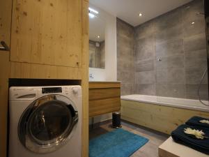 Chalet neuf pour 12 à Chamrousse, accès pistes proche - FR-1-340-211