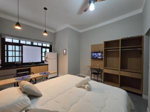 Zuccaro Studio 1 - Proximo a USC e 300metros do acesso a Rod Marechal Rondon - espaço completo com cozinha - smart TV - bancada para estudo - mercadinho autônomo e facilidade com self check-in