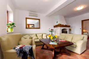 Elegant 4-Bedroom Villa with Private Pool and Amazing Sea Views