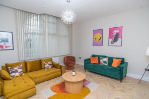 Birmingham 4 Bedroom Apartment - With Parking