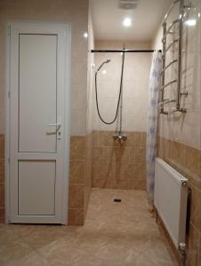 Деревяний будиночок з банею