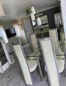 Lovely Caravan With Large Decking Area At Southview Ref 33179S