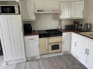 Lovely Caravan With Large Decking Area At Southview Ref 33179S