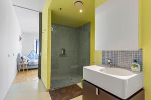 Heart of Mel CBD Top Level View QV Mel Central 1BR