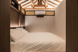 Luxury Hanok Stay Warm Hearth - West