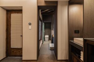 Luxury Hanok Stay Warm Hearth - West