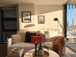 Stunning Water View 2b2b Cozy Apt In Milsons Point