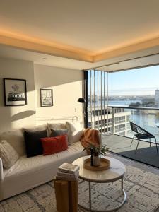 Stunning Water View 2b2b Cozy Apt In Milsons Point