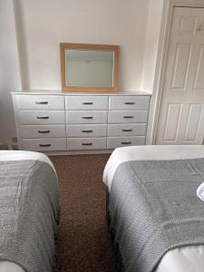 Tranquil Walsall Retreat - 4 Bedrooms