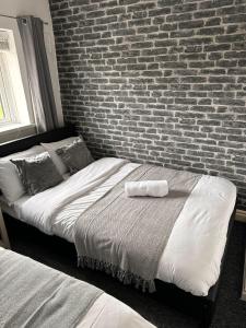 Tranquil Walsall Retreat - 4 Bedrooms