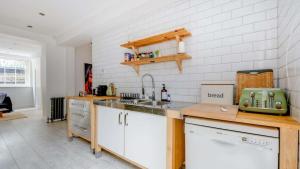 Georgian Residence - 4BR Modern Living, Sleeps 8!