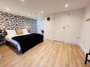 Stylish 5BR 5BA Home in Salford Street Parking