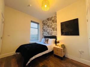 Stylish 5BR 5BA Home in Salford Street Parking