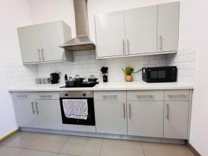 Stylish 5BR 5BA Home in Salford Street Parking